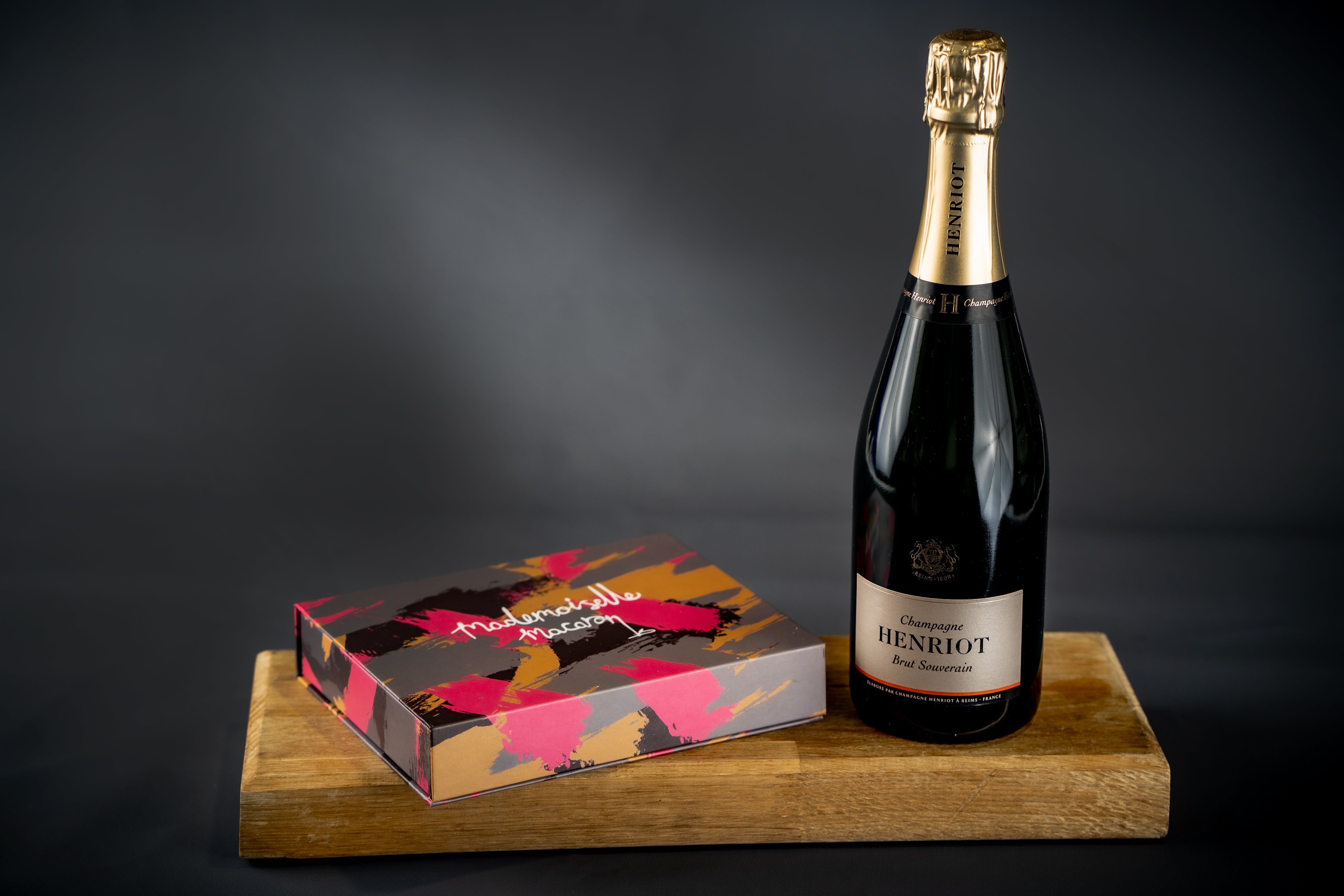 Champagne & Macarons Gift Set